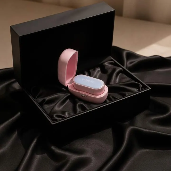 De roze EMMUSE AIR MINI in haar opbergcase, gepresenteerd in een zwarte geschenkdoos